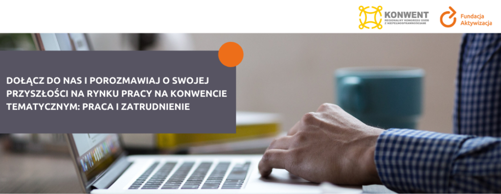 Zdjęcie laptopa, dłoni, napis na szarym tle z zaproszeniem do udziału w konwencie organizowanym przez Fundację Aktywizacja