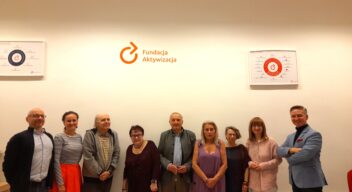 Na zdjęciu widać 9 osób: Zarząd Fundacji Aktywizacja i kilku członków rady Fundacji. Zdjęcie zrobione z okazji pożegnania dwóch członków rady.
