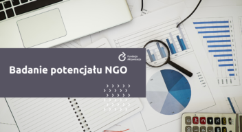 Grafika: w tle widać dokumenty. i napis Badanie potencjału NGO