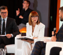 Sylwia Daniłowska zadaje pytanie panelistom i panelistokm.