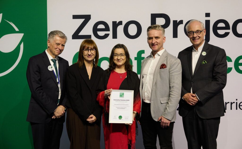 Zarząd fundacji Aktywizacja w trakcie wręczenia nagrody.