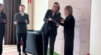 Na zdjęciu widać ekspertki i ekspertów, którzy są obdarowywani powołaniami na kolejne lata współpracy. Między innymi Sylwia Daniłowska Wiceprezeska Zarządu Fundacji Aktywizacja.