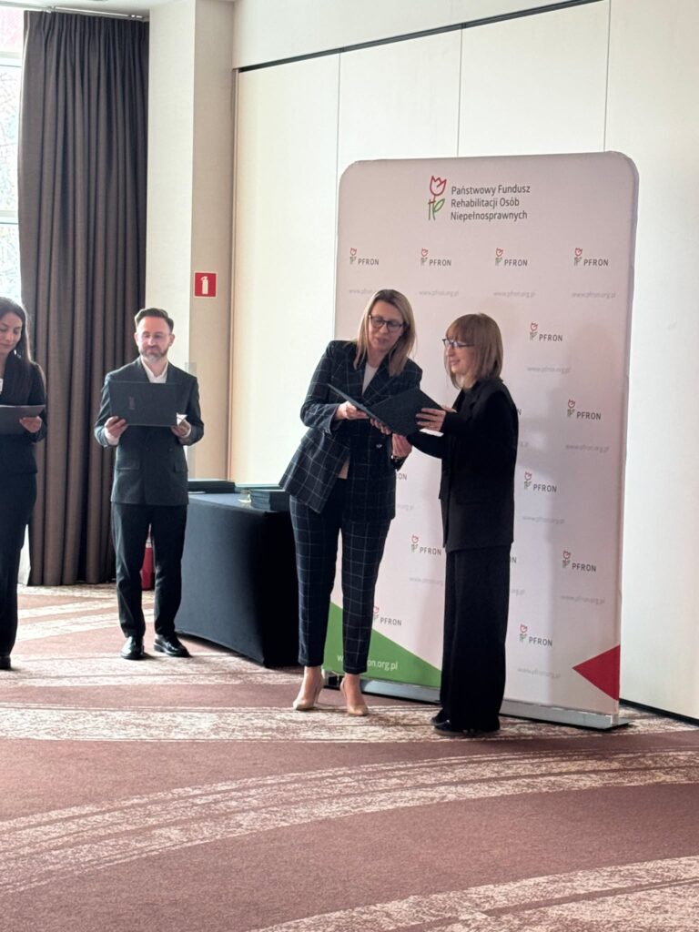 Na zdjęciu widać ekspertki i ekspertów, którzy są obdarowywani powołaniami na kolejne lata współpracy. Między innymi Sylwia Daniłowska Wiceprezeska Zarządu Fundacji Aktywizacja.